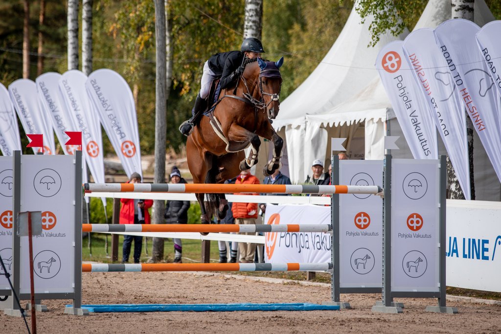 Ratsastuksen Pohjola-sarjat käynnistyvät toukokuussa – estefinaalit kilpaillaan Helsinki Horse Show’ssa!